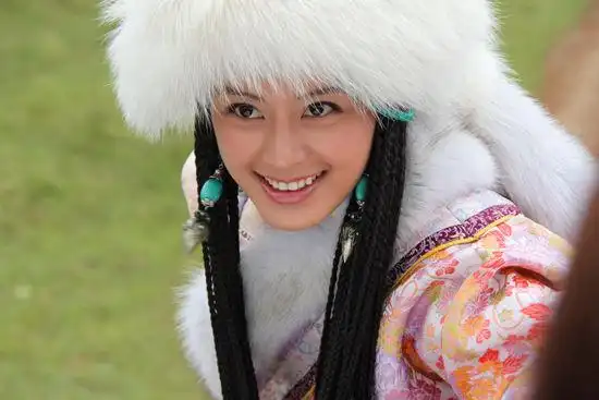 《香格里拉》首登央一 玉女王力可大展藏女风情