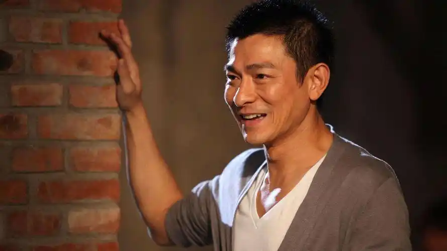 发哥的几部电影绝对是华仔不能触及的高峰,一部《阿郎的故事》就够