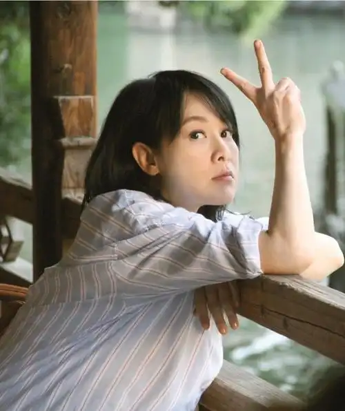 刘若英厉害了,47岁扮嫩成20岁少女,看上去毫无违和感!