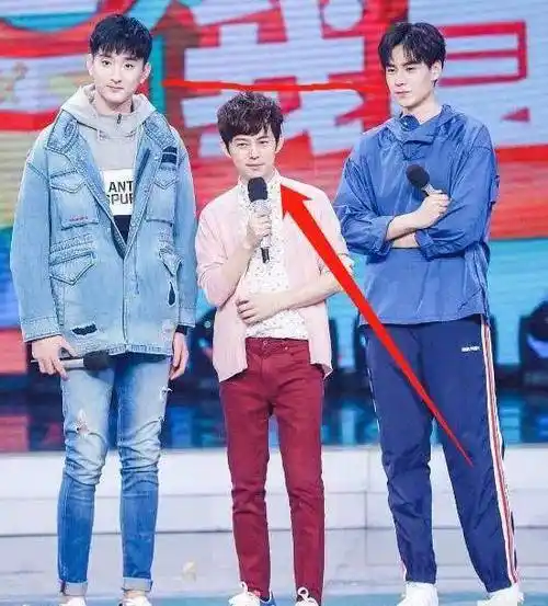 虽然说胡一天官方身高188cm,但是很多人说他不止188,甚至有190 ,但是