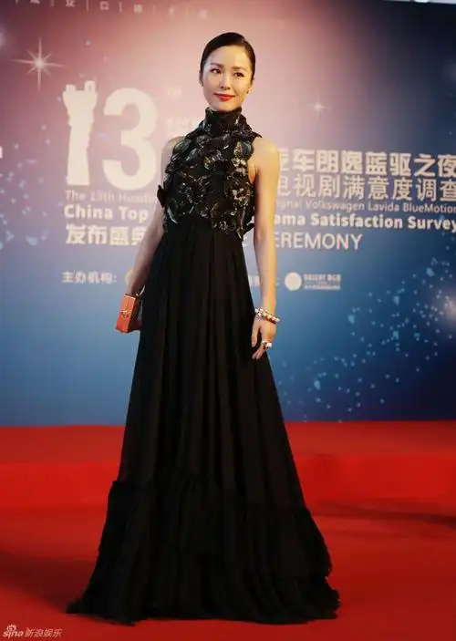 组图:江一燕冷黑长裙抢镜 夺华鼎奖献唱主题曲