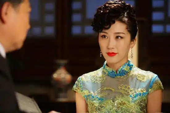 《刀光枪影》正在热播,周毅饰演的歌女满优在剧中各种不寻常的表现