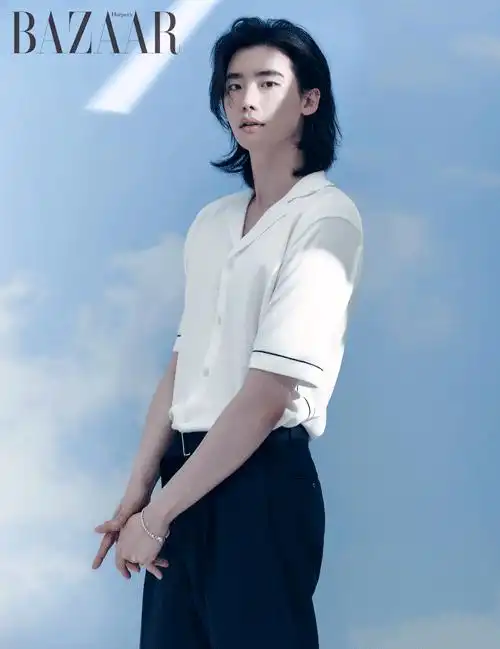 李钟硕中长发拍写真居家氛围外型帅气