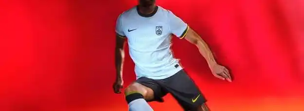 这一天,国足队员们身着新队服,展现了不俗的表现.