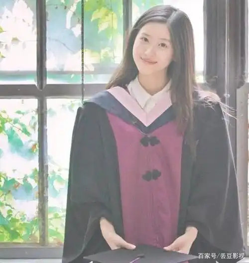 章泽天大学写真曝光,穿清华校服超甜美,清纯十足神似刘亦菲