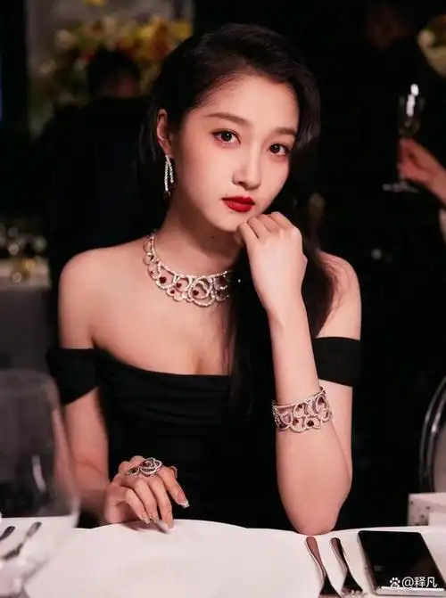 关晓彤穿黑色羽毛短裙大秀长腿!肤白貌美太性感撩人