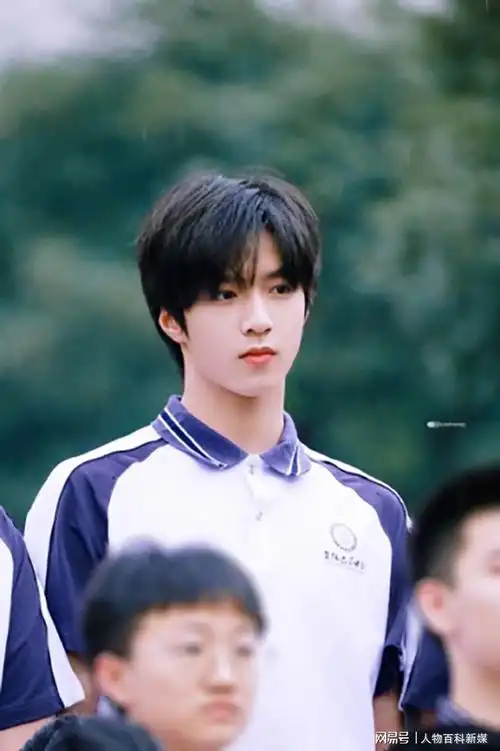 刘耀文初中毕业照曝光身穿校服清爽又帅气