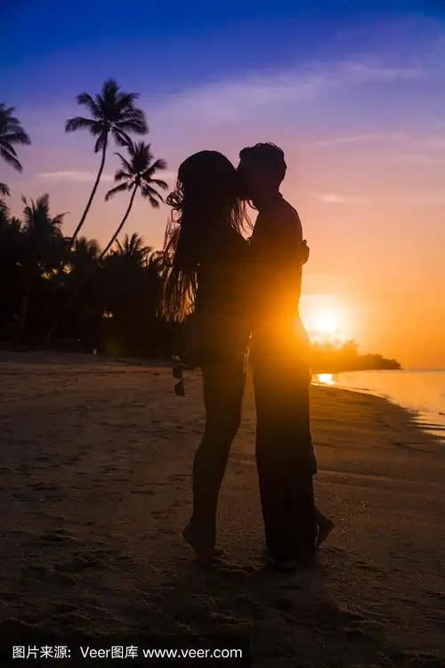 夕阳下拥抱的情侣