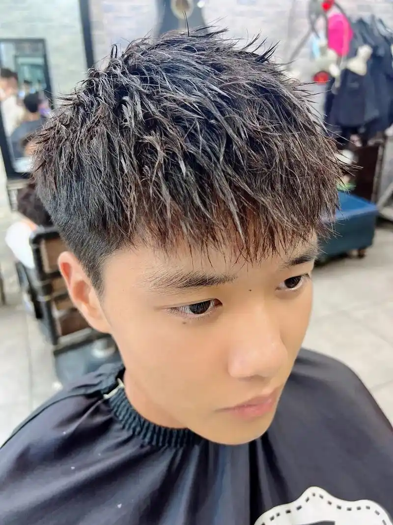 店内实拍图片摩根烫,凌乱感的发型 - 抖音