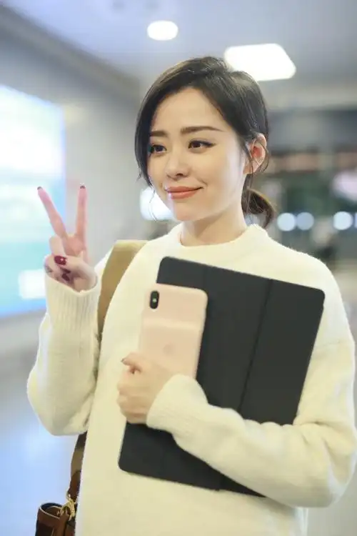 组图:张靓颖穿肖战同款白毛衣清纯可人 给粉丝签名亲和力爆棚