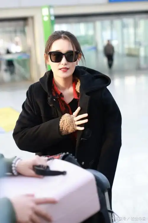 演员蒋依依现身首都机场 衣品很赞