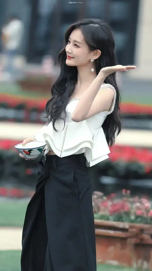 李一桐港风大波浪上学造型##无限超越班开学营业中