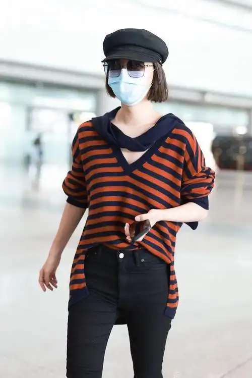 王珞丹街拍:红黑条纹针织衫铅笔裤 黑色报童帽复古百搭