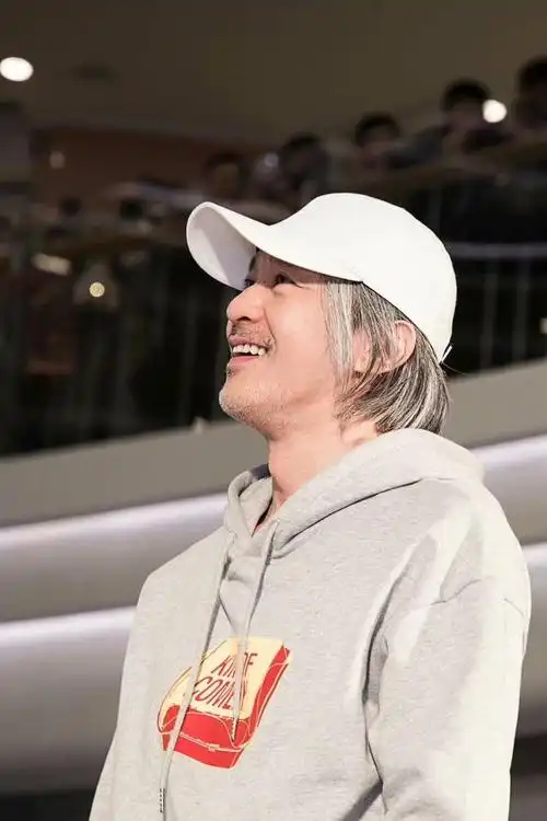 60岁周星驰罕见露面!脸上老年斑十分抢眼,精神状态不错