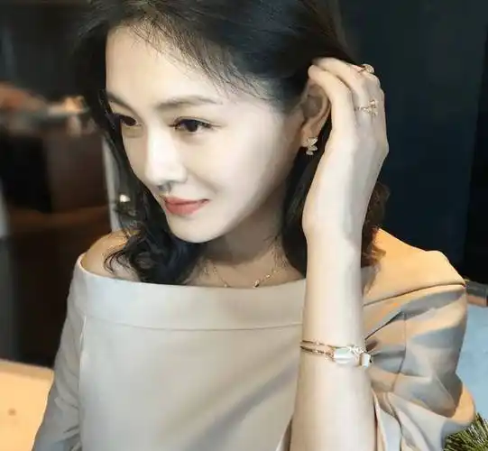 照片中大s的发型很整齐,但是然而,有些人认为它看起来有点过时了.