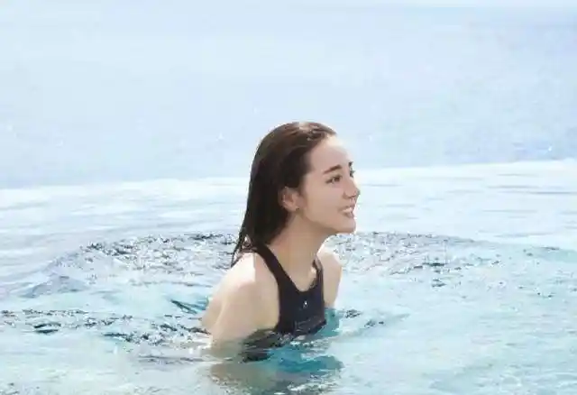 15位女星泳装大赏:殷桃水蛇腰,柳岩凹凸有致,倪妮包裹严实