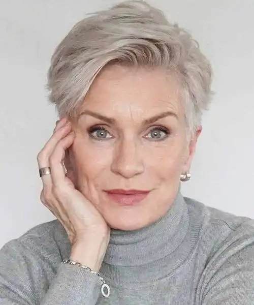 58到88的女性,发型这样剪,花白头发也很美