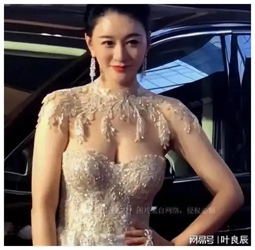 48岁的"人间尤物"李小冉,感情生活终于不再是笑话