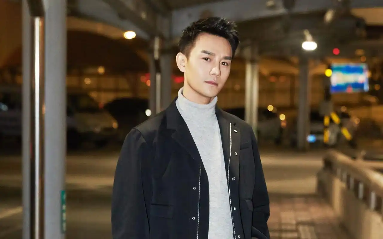 王凯酷帅有型上演"大佬眼神杀"彰显撩人功力!