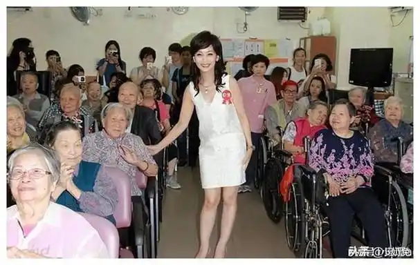 赵雅芝去慰问老人,老奶奶闺女你多大了赵雅芝老姐姐我65了