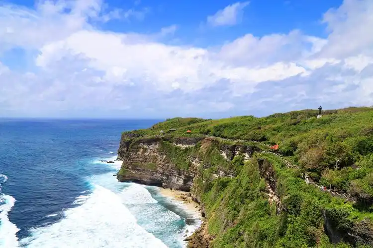 印度尼西亚巴厘岛乌鲁瓦图情人崖绝美风光吸引世界各地游客