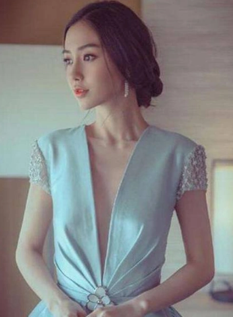 杨颖大胆照出席,网友:胸下垂的这么厉害!难道黄晓明不嫌弃吗?