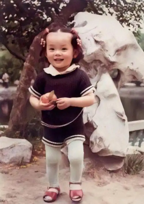 把刘海扎起来以后,娘娘用实力解释了什么叫可爱的"方脑壳"小时候孙俪