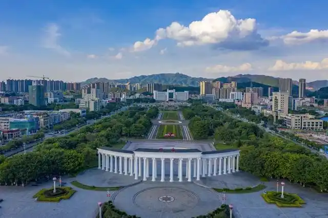 广东省四会市作为肇庆"东大门",抢抓"双区"机遇,坚持产业强市,制造业