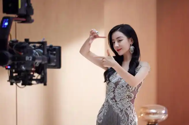 与大美同行##迪丽热巴银色流苏裙