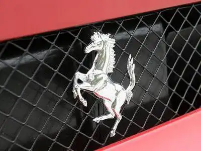 你好,车标里有一匹马的汽车品牌,有:法拉利,保时捷,福特野马,宝骏
