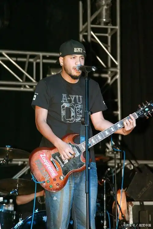 近日,歌手张震岳在社交平台上宣布自己已经结婚.