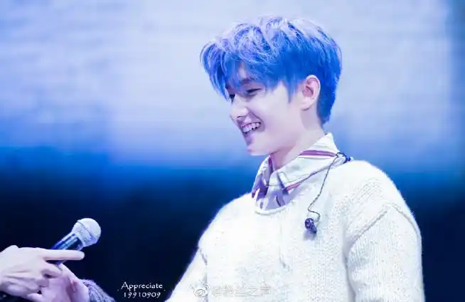 杨洋17年蓝发造型#杨洋2017年生日会蓝发造型,五官精致,少年感满满