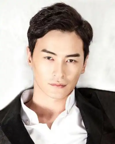 郑元畅短发发型成熟有魅力