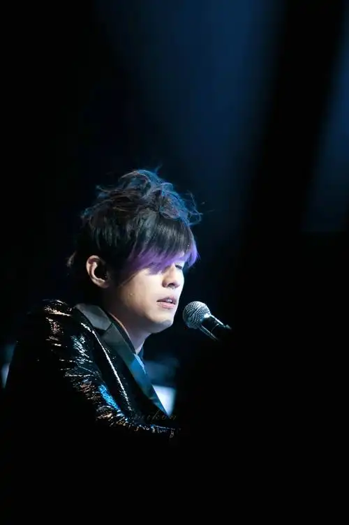 周杰伦经典造型紫毛伦