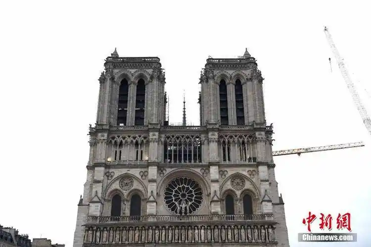 修复进行时巴黎圣母院塔尖初露芳容