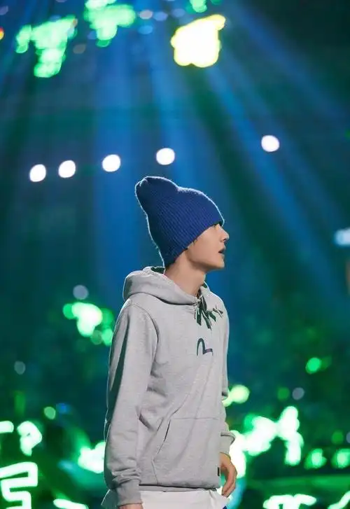 240215王一博街舞现场照舞动风采粉丝热情盛赞