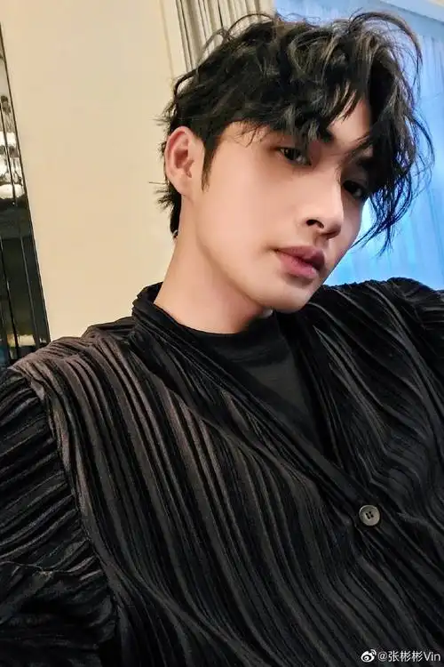 4月14日,张彬彬发1500万微博粉丝福利,他表示"这个发型像90后了吧