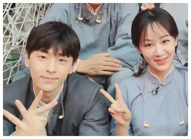 杨紫邓伦同框合照二人对镜比耶超甜我却在关注角落里的李现