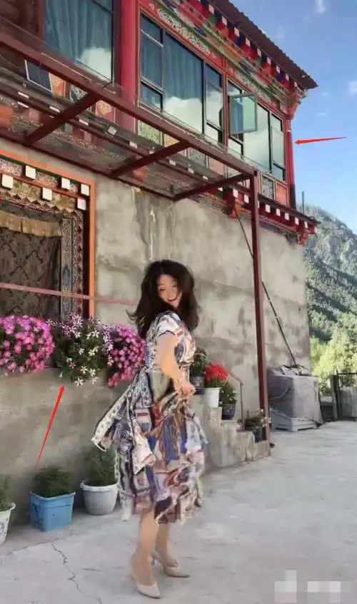 降央卓玛穿v领裙跳舞脚踩高跟鞋动作奔放身后独栋豪宅超吸睛