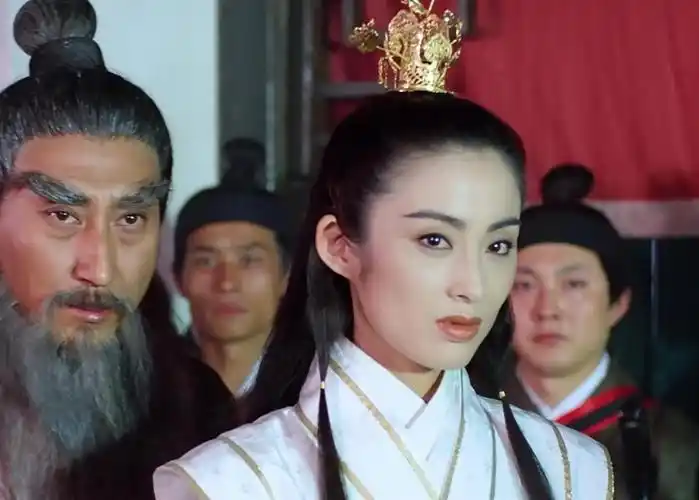 张敏出演赵敏的时候是25岁,当时的她意气风发,充满着少女气息.