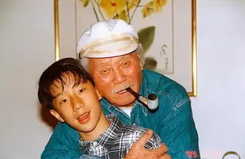 房祖名儿时照曝光从小就是萌娃可惜全家福里总缺成龙