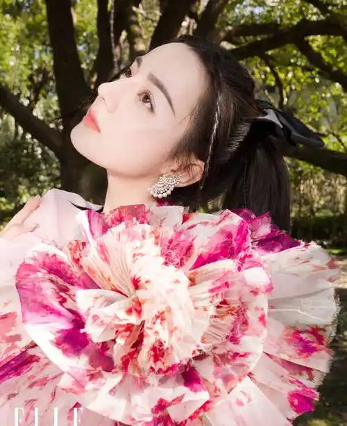 迪丽热巴再登杂志封面,可盐可甜似初恋,造型百变惹人爱_漂亮_身材