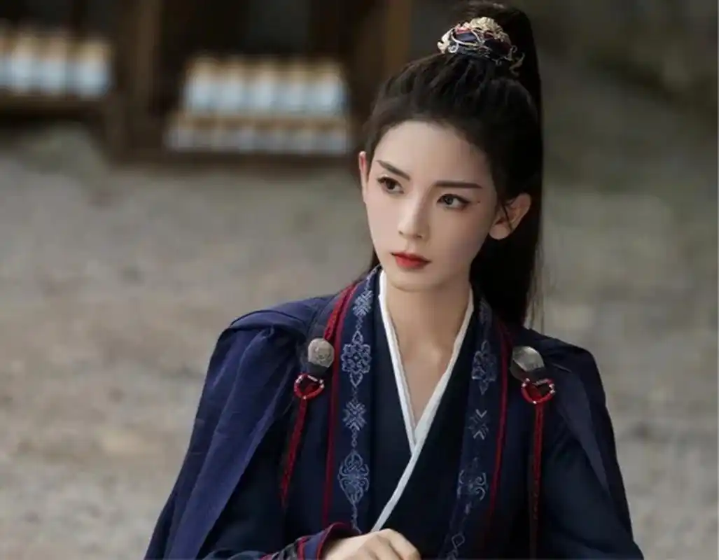 出场就把所有人看呆,这才是古装片女扮男装该有的样子,陈瑶的古装扮相