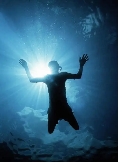 游泳,西方人,一个人,伸展双臂,竖图,室外,白天,仰视,锻炼,运动,海底