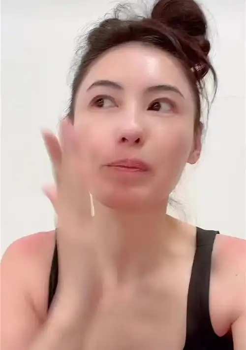 张柏芝晒视频展示居家生活素颜出镜肤白貌美颜值依然少女