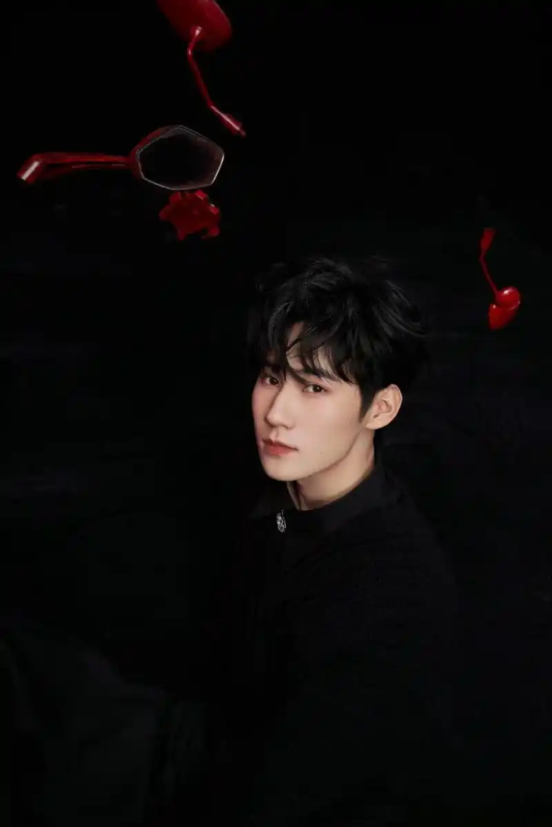 张真源黑色质感大片张真源黑色写真大片质感满满,张哥侧颜棱角分明好