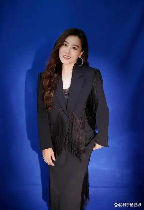 日前,著名女歌唱家谭晶工作室分享了一组照片,并发文:"谭晶荣获年度