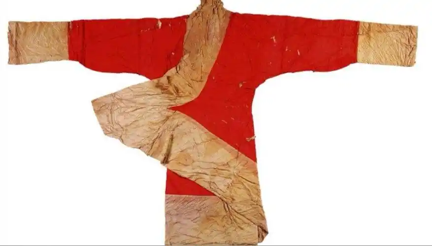 图一  长沙马王堆汉墓出土曲裾