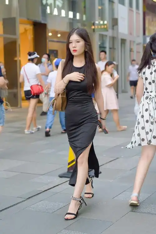 黑裙小美女 来自3a街拍优选 - 微博