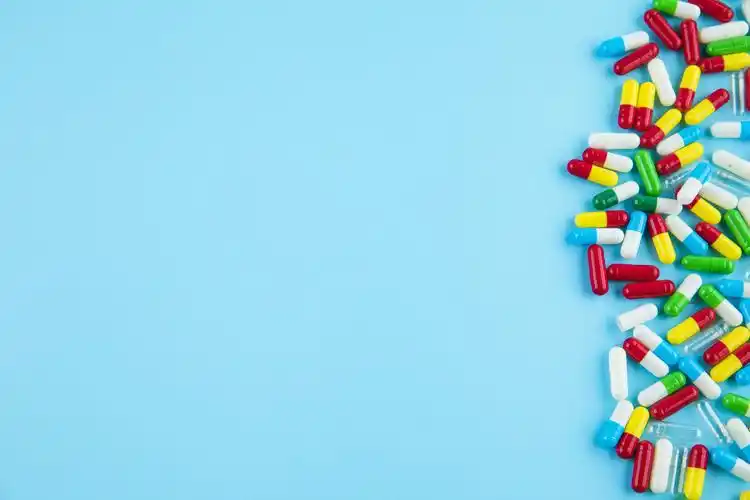 药片药丸瓶白色背景上大量的药丸和药片不同颜色的药物和抗抑郁药彩色